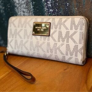 Michael Kors Y2K Classic Jet Set Travel Large Continental Wallet Vanilla
